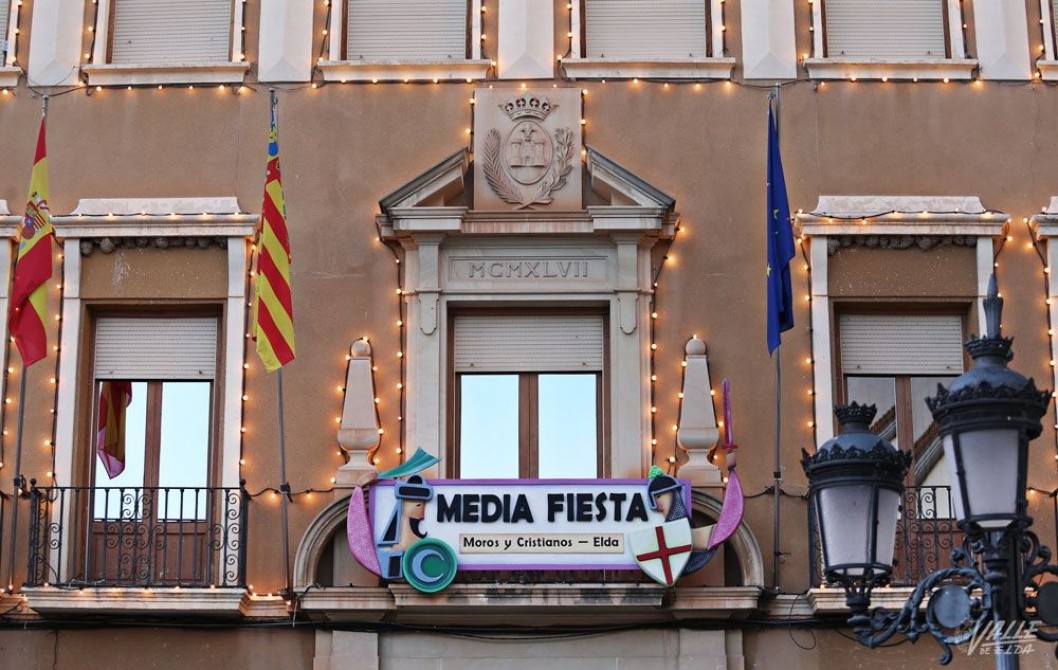 El Ayuntamiento de Elda se engalana para la Media Fiesta El Ayuntamiento de Elda se engalana para la Media Fiesta