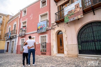 Cerca de un centenar de lienzos decoran Petrer con "Art al balc&oacute;"