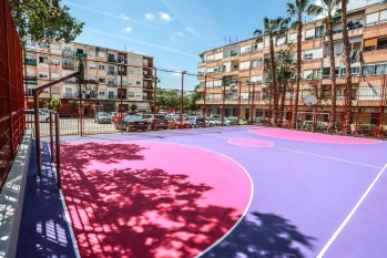 Elda finaliza los trabajos de renovaci&oacute;n de la pista multideportiva de la calle Pablo Picasso