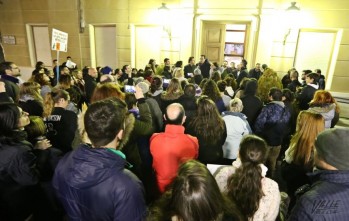 Alfaro se compromete a implantar el CES para esterilizar a las colonias felinas ante unos 200 manifestantes