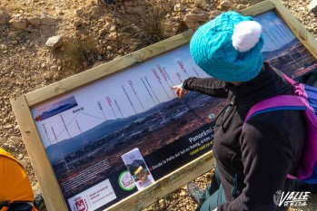 Un centenar de personas realiza la Senda de la vuelta a Bol&oacute;n para la inauguraci&oacute;n de ocho paneles informativos