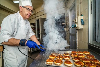 La Pasteler&iacute;a Pe&ntilde;ataro cumple 100 a&ntilde;os de tradici&oacute;n en Elda