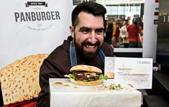 El chef eldense Ra&uacute;l L&oacute;pez gana el concurso "Bocadillo de Autor" de Madrid Fusi&oacute;n con su "Burger Toro"