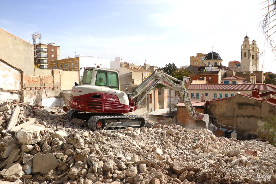 Contin&uacute;a el proceso de reurbanizaci&oacute;n del entorno del Castillo con el derribo de una vivienda