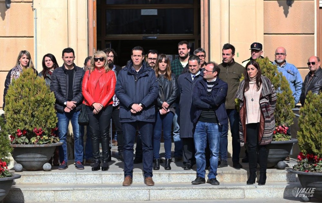 Minutos de silencio de los políticos y del Departamento de Salud por la última víctima de violencia de género Minutos de silencio de los políticos y del Departamento de Salud por la última víctima de violencia de género