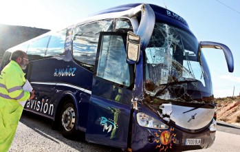  Un choque entre un autob&uacute;s y un cami&oacute;n provoca retenciones en la autov&iacute;a a su paso por Elda