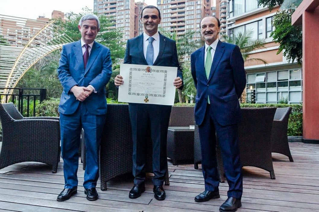El empresario de Petrer Javier Torá recibe la Cruz de Oficial de la Orden de Isabel la Católica por el Ministerio de Asuntos Exteriores El empresario de Petrer Javier Torá recibe la Cruz de Oficial de la Orden de Isabel la Católica por el Ministerio de Asuntos Exteriores