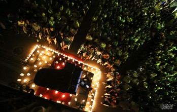 Un concierto a la luz de las velas llen&oacute; de magia la Plaza de la Constituci&oacute;n
