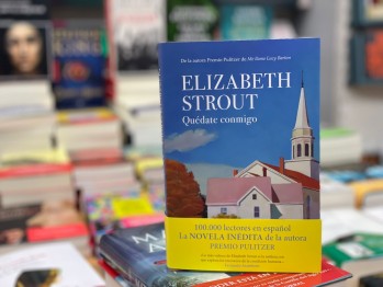 "Qu&eacute;date conmigo" de Elizabeth Strout
