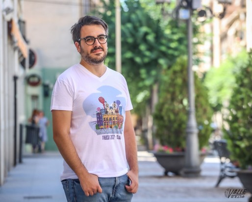 Sergio Mass&oacute;, dise&ntilde;ador de la camiseta para correr la traca: &ldquo;Buscaba resumir lo que significan estos d&iacute;as para m&iacute;&rdquo;