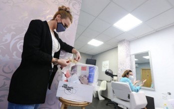Tachan de &ldquo;rid&iacute;cula&rdquo; la campa&ntilde;a de los lazos para envolver los productos de los comerciantes en Elda