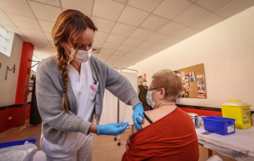 Llamamiento a los mayores de 70 a&ntilde;os para vacunarse contra la gripe y la tercera dosis de la COVID-19