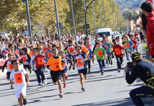 Cientos de ni&ntilde;os corren en la 17&ordf; Milla Escolar de Elda