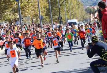 Cientos de ni&ntilde;os corren en la 17&ordf; Milla Escolar de Elda