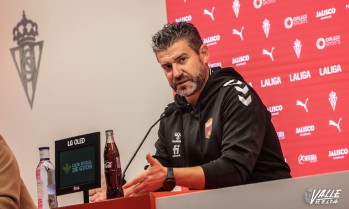 Fernando Est&eacute;vez: "Ha habido m&aacute;s igualdad de la que muestra el marcador pero el Sporting ha sido justo vencedor"