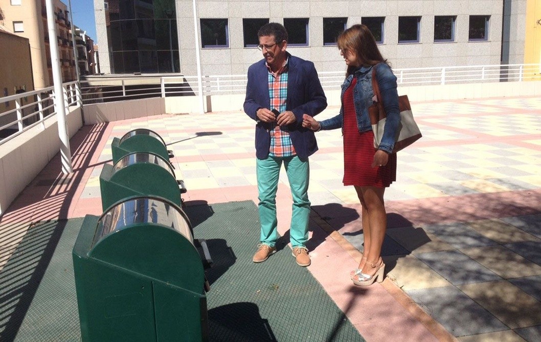 Petrer podría instalar contenedores de reciclaje en la Plaza Azorín Petrer podría instalar contenedores de reciclaje en la Plaza Azorín