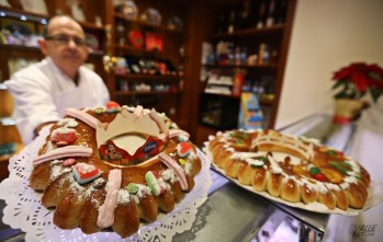 Los eldenses mantienen la tradici&oacute;n de reunirse para tomar el Rosc&oacute;n de Reyes despu&eacute;s de la Cabalgata