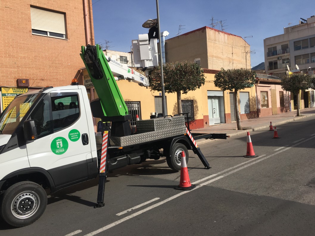 Petrer recibe 1,4 millones de euros del IDAE para renovar el alumbrado público y mejorar la eficiencia energética Petrer recibe 1,4 millones de euros del IDAE para renovar el alumbrado público y mejorar la eficiencia energética