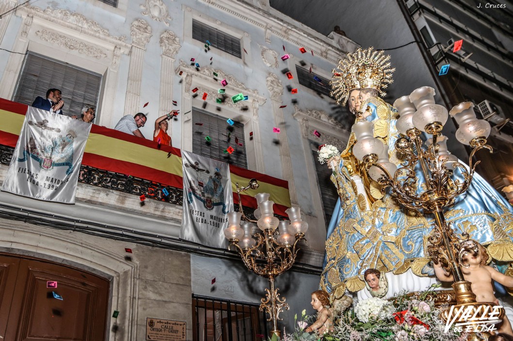 La Virgen de la Salud deslumbra en su día grande arropada por miles de eldenses La Virgen de la Salud deslumbra en su día grande arropada por miles de eldenses