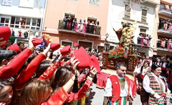 San Bonifacio baja de su ermita arropado por miles de festeros