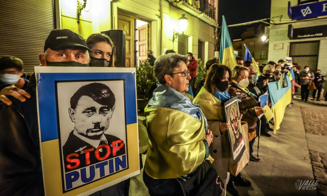 Unas 500 personas se manifiestan en Elda contra la invasión de Ucrania: “Rusia no va a parar” Unas 500 personas se manifiestan en Elda contra la invasión de Ucrania: “Rusia no va a parar”