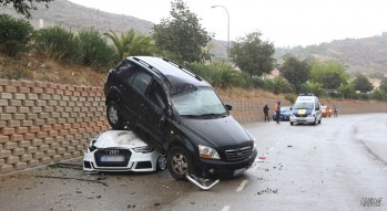 Un coche cae encima de otro veh&iacute;culo en La Torreta