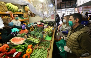 Petrer reparte mascarillas a todos los comerciantes donadas por Hispanitas