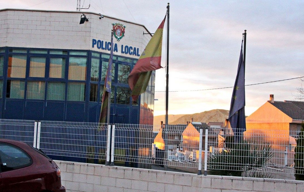 La Policía Local de Petrer se suma a las redes sociales Facebook y Twitter La Policía Local de Petrer se suma a las redes sociales Facebook y Twitter