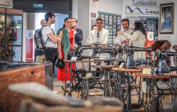 Diana Navarro y Alejandro Vera donan sus zapatos al Museo del Calzado antes de triunfar con "En tierra extra&ntilde;a" en el Castelar