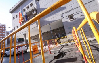 Un socav&oacute;n cierra al tr&aacute;fico parte de la calle Poeta Zorrilla