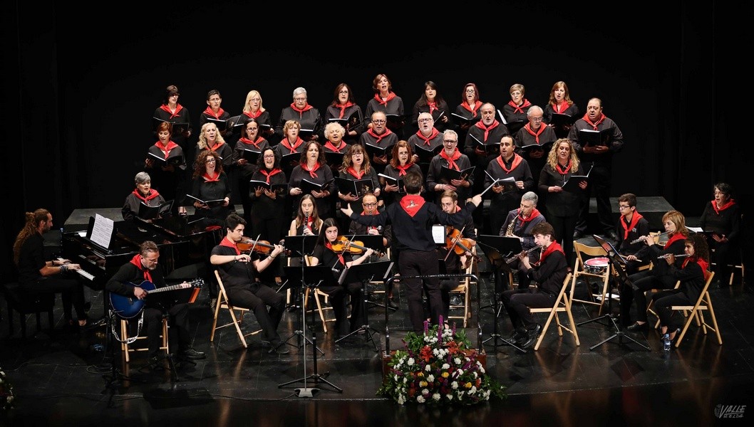 El Coro de la Mayordomía de San Antón hace historia en el Teatro Castelar El Coro de la Mayordomía de San Antón hace historia en el Teatro Castelar