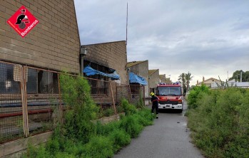 Incendio en una f&aacute;brica abandonada en Petrer