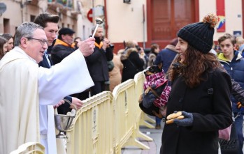 Petrer re&uacute;ne a cientos de mascotas en la Pla&ccedil;a de Baix pese al fr&iacute;o para su bendici&oacute;n