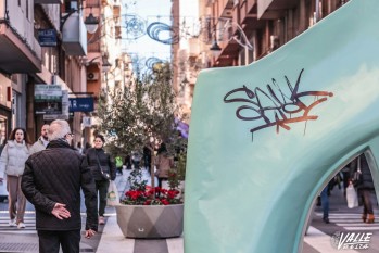 Vandalismo en los zapatos gigantes de Juan Carlos I