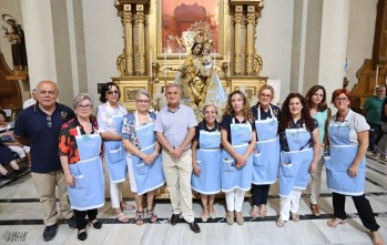 Las camareras visten a la Virgen en uno de los actos m&aacute;s emocionantes de las Fiestas Mayores