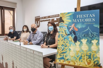 La eldense Luisa Vera dise&ntilde;a la portada de la revista de Fiestas Mayores, que presentar&aacute; Manolo Guill