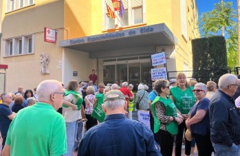 Un centenar de personas se unen por una Sanidad p&uacute;blica y de calidad