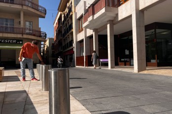 Los pivotes de la Pla&ccedil;a de Baix se sustituir&aacute;n dentro de la garant&iacute;a de la obra