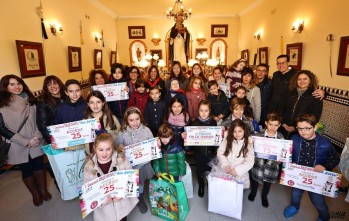 Los ni&ntilde;os reciben los premios del concurso de dibujo de San Ant&oacute;n del semanario Valle de Elda 