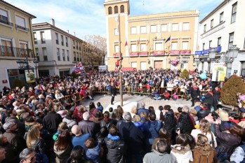Cientos de eldenses cumplen con la tradici&oacute;n de las cuca&ntilde;as y el porrate por San Ant&oacute;n