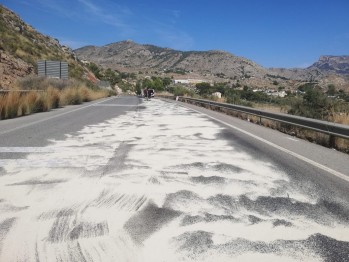 La actuaci&oacute;n de la Polic&iacute;a Local de Elda evita accidentes tras el derrame de aceite en la calzada