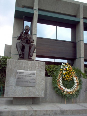 Monumento al zapatero en la ciudad mexicana de Le&oacute;n - Guanajuato