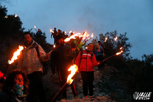 Las antorchas volvieron a iluminar Bol&oacute;n pese a la amenaza de lluvia
