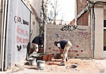 El Ayuntamiento tapia un solar abandonado en la calle Ortega y Gasset  por problemas de salubridad