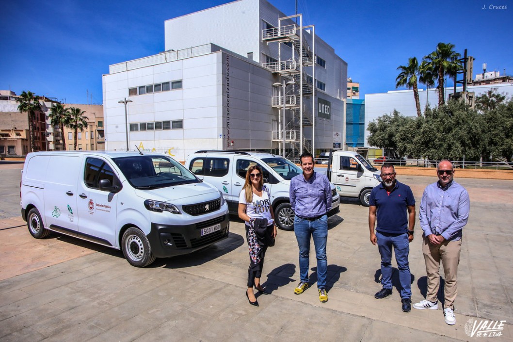 Tres nuevos vehículos sostenibles para la flota de la brigada de Servicios Tres nuevos vehículos sostenibles para la flota de la brigada de Servicios