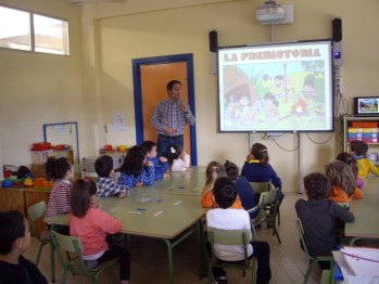 Los alumnos de 5 a&ntilde;os del colegio Santo Negro viajan a la prehistoria con el arque&oacute;logo municipal