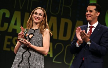 Marta Hazas recibe el premio a la Mujer Mejor Calzada arropada por los eldenses
