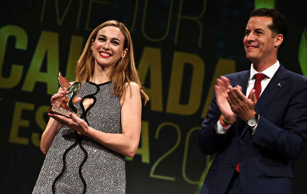 Marta Hazas recibe el premio a la Mujer Mejor Calzada arropada por los eldenses Marta Hazas recibe el premio a la Mujer Mejor Calzada arropada por los eldenses