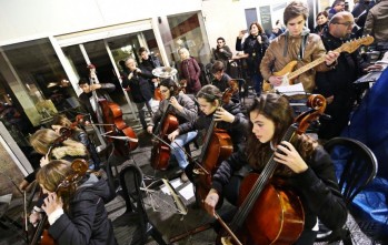 Sorpresa musical navide&ntilde;a en la Plaza Mayor de Elda