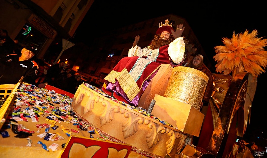 Los Reyes Magos ilusionaron a Petrer en la noche más mágica del año Los Reyes Magos ilusionaron a Petrer en la noche más mágica del año
